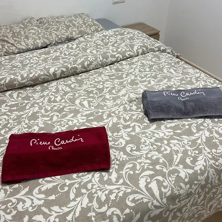 With The Pool 公寓 蒙科法尔