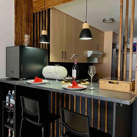 With The Pool 蒙科法尔